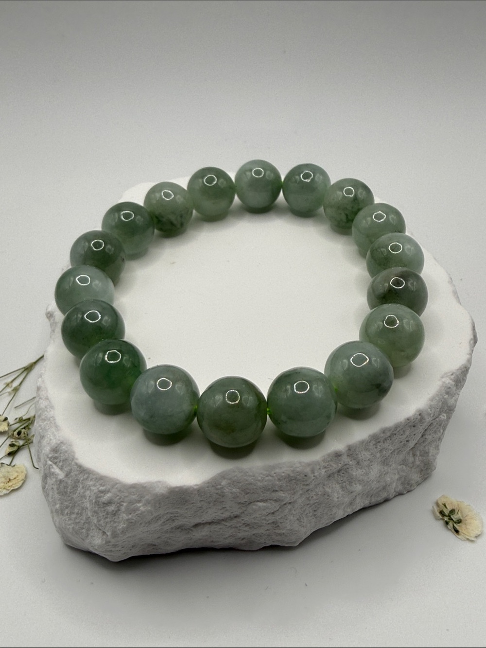 Green Jade Beaded Stretch Bracelet - Classic Elegance